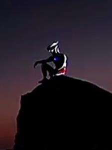 赛罗奥特曼穿蓝色的披风